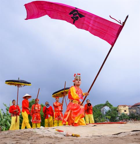 Nhã nhạc cung đình Huế - gia đình 4 đời của nghệ nhân ưu tú Lữ Hữu Thi 103 tuổi đang biểu diễn cùng với con, cháu, chắt tại nhà riêng Các thế hệ biểu diễn ở lễ hội đường phố tại liên hoan nghệ thuật dân gian Tây Nguyên lần thứ 3 năm 2016. Các liền anh liền chị đang biểu diễn quan họ nhân dịp Tết năm 2016 phục vụ cho các du khách thập phương về dự. Các thành viên CLB ca trù Thái Hà đang biểu diễn tại đền Quán Thánh. Ông Hiệu Cờ (Nguyễn Văn Sơn, sinh năm 1999) – tượng trưng cho Thánh Gióng biểu diễn đánh trận cuối cùng tại bãi cờ Soi Bia. CLB hát xoan làng cổ đình Hùng Lô, xã Hùng Lô, Phú Thọ đang biểu diễn phục vụ cho du khách nước ngoài tới nghe hát xoan. Lễ rước kiệu truyền thống và biểu diễn múa lân tại sân trung tâm trong lễ hội Đền Hùng nhân dịp giỗ tổ Hùng Vương. Đờn ca tài tử Nam Bộ luôn sống mãi với thời gian. Trong ảnh là các nghệ nhân tỉnh Long An đang biểu diễn phục vụ người dân địa phương. Các thành viên dân ca ví giặm phường nón xã Phù Việt huyện Thạch Hà tỉnh Hà Tĩnh vừa làm nón vừa hát giao duyên với bài “thử long chung thủy”. Các vận động viên môn kéo song đang tập trung cao độ khi thi đấu quyết giành phần thắng về đội của minh. Thực hành tín ngưỡng thờ Mẫu