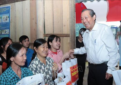 Phó Thủ tướng Thường trực Trương Hòa Bình gặp gỡ, tặng quà nhân dân thôn Tổng Mú, xã Dương Phong, huyện Bạch Thông. Ảnh: Vũ Hoàng Giang - TTXVN Phó Thủ tướng Thường trực Trương Hòa Bình gặp gỡ, tặng quà nhân dân thôn Tổng Mú, xã Dương Phong, huyện Bạch Thông. Ảnh: Vũ Hoàng Giang - TTXVN