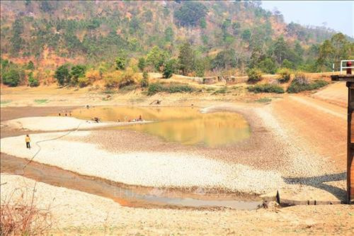 Hồ thủy lợi Ea Juô, huyện Krông Bông cạn “trơ đáy” không còn khả năng cung cấp nước tưới tiêu. Ảnh: Tuấn Anh – TTXVN Hồ thủy lợi Ea Juô, huyện Krông Bông cạn “trơ đáy” không còn khả năng cung cấp nước tưới tiêu. Ảnh: Tuấn Anh – TTXVN