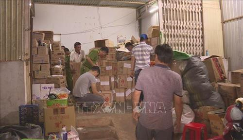 Lực lượng chức năng kiểm tra kho hàng. Ảnh: TTXVN phát. Lực lượng chức năng kiểm tra kho hàng. Ảnh: TTXVN phát.