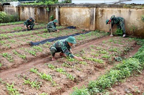 Chiến sĩ Bộ đội Biên phòng đồn Biên phòng Pa Ủ giúp bà con sửa nhà. Ảnh: Quý Trung – TTXVN Chiến sĩ đồn Biên phòng Pa Ủ tích cực tăng gia sản xuất trồng rau và hướng dẫn bà con làm theo. Ảnh: Quý Trung – TTXVN Chiến sĩ đồn Biên phòng Pa Ủ xẻ gỗ giúp dân xây dựng nhà tại bản Chi Mô, xã Pa Ủ, huyện Mường Tè. Ảnh: Đức Duẩn – TTXVN Chiến sĩ Bộ đội Biên phòng đồn Pa Ủ xây dựng mô hình chuồng trại chăn nuôi bò để người dân học tập chăn nuôi nhốt không bỏ tập quán thả rông gây ô nhiễm môi trường. Ảnh: Quý Trung – TTXVN Cán bộ, chiến sĩ Bộ đội Biên phòng đồn Biên phòng Pa Ủ phối hợp cùng người dân thường xuyên tuần tra đường biên, mốc giới giữ vững vùng biên cương của Tổ quốc. Ảnh: Quý Trung - TTXVN