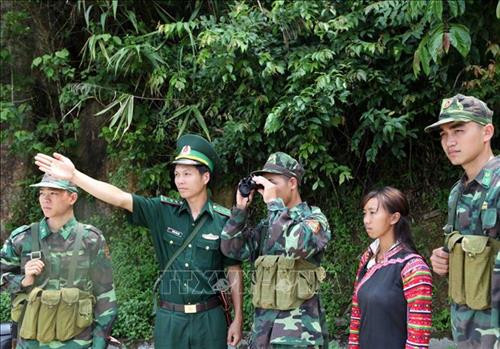 Chiến sĩ Bộ đội Biên phòng đồn Biên phòng Pa Ủ giúp bà con sửa nhà. Ảnh: Quý Trung – TTXVN Chiến sĩ đồn Biên phòng Pa Ủ tích cực tăng gia sản xuất trồng rau và hướng dẫn bà con làm theo. Ảnh: Quý Trung – TTXVN Chiến sĩ đồn Biên phòng Pa Ủ xẻ gỗ giúp dân xây dựng nhà tại bản Chi Mô, xã Pa Ủ, huyện Mường Tè. Ảnh: Đức Duẩn – TTXVN Chiến sĩ Bộ đội Biên phòng đồn Pa Ủ xây dựng mô hình chuồng trại chăn nuôi bò để người dân học tập chăn nuôi nhốt không bỏ tập quán thả rông gây ô nhiễm môi trường. Ảnh: Quý Trung – TTXVN Cán bộ, chiến sĩ Bộ đội Biên phòng đồn Biên phòng Pa Ủ phối hợp cùng người dân thường xuyên tuần tra đường biên, mốc giới giữ vững vùng biên cương của Tổ quốc. Ảnh: Quý Trung - TTXVN