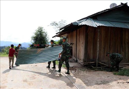 Chiến sĩ Bộ đội Biên phòng đồn Biên phòng Pa Ủ giúp bà con sửa nhà. Ảnh: Quý Trung – TTXVN Chiến sĩ đồn Biên phòng Pa Ủ tích cực tăng gia sản xuất trồng rau và hướng dẫn bà con làm theo. Ảnh: Quý Trung – TTXVN Chiến sĩ đồn Biên phòng Pa Ủ xẻ gỗ giúp dân xây dựng nhà tại bản Chi Mô, xã Pa Ủ, huyện Mường Tè. Ảnh: Đức Duẩn – TTXVN Chiến sĩ Bộ đội Biên phòng đồn Pa Ủ xây dựng mô hình chuồng trại chăn nuôi bò để người dân học tập chăn nuôi nhốt không bỏ tập quán thả rông gây ô nhiễm môi trường. Ảnh: Quý Trung – TTXVN Cán bộ, chiến sĩ Bộ đội Biên phòng đồn Biên phòng Pa Ủ phối hợp cùng người dân thường xuyên tuần tra đường biên, mốc giới giữ vững vùng biên cương của Tổ quốc. Ảnh: Quý Trung - TTXVN