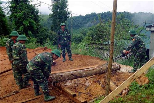 Chiến sĩ Bộ đội Biên phòng đồn Biên phòng Pa Ủ giúp bà con sửa nhà. Ảnh: Quý Trung – TTXVN Chiến sĩ đồn Biên phòng Pa Ủ tích cực tăng gia sản xuất trồng rau và hướng dẫn bà con làm theo. Ảnh: Quý Trung – TTXVN Chiến sĩ đồn Biên phòng Pa Ủ xẻ gỗ giúp dân xây dựng nhà tại bản Chi Mô, xã Pa Ủ, huyện Mường Tè. Ảnh: Đức Duẩn – TTXVN Chiến sĩ Bộ đội Biên phòng đồn Pa Ủ xây dựng mô hình chuồng trại chăn nuôi bò để người dân học tập chăn nuôi nhốt không bỏ tập quán thả rông gây ô nhiễm môi trường. Ảnh: Quý Trung – TTXVN Cán bộ, chiến sĩ Bộ đội Biên phòng đồn Biên phòng Pa Ủ phối hợp cùng người dân thường xuyên tuần tra đường biên, mốc giới giữ vững vùng biên cương của Tổ quốc. Ảnh: Quý Trung - TTXVN