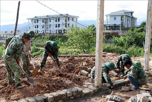 Chiến sĩ Bộ đội Biên phòng đồn Biên phòng Pa Ủ giúp bà con sửa nhà. Ảnh: Quý Trung – TTXVN Chiến sĩ đồn Biên phòng Pa Ủ tích cực tăng gia sản xuất trồng rau và hướng dẫn bà con làm theo. Ảnh: Quý Trung – TTXVN Chiến sĩ đồn Biên phòng Pa Ủ xẻ gỗ giúp dân xây dựng nhà tại bản Chi Mô, xã Pa Ủ, huyện Mường Tè. Ảnh: Đức Duẩn – TTXVN Chiến sĩ Bộ đội Biên phòng đồn Pa Ủ xây dựng mô hình chuồng trại chăn nuôi bò để người dân học tập chăn nuôi nhốt không bỏ tập quán thả rông gây ô nhiễm môi trường. Ảnh: Quý Trung – TTXVN Cán bộ, chiến sĩ Bộ đội Biên phòng đồn Biên phòng Pa Ủ phối hợp cùng người dân thường xuyên tuần tra đường biên, mốc giới giữ vững vùng biên cương của Tổ quốc. Ảnh: Quý Trung - TTXVN