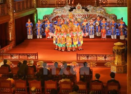 Nhà vua Nhật Bản Akihito và Hoàng hậu Michiko nghe Nhã nhạc cung đình Huế tại Nhà hát Duyệt Thị Đường. Ảnh: Hồ Cầu - TTXVN