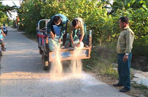Rải vôi bột tiêu độc khử trùng khu vực có ổ dịch tả lợn châu Phi. Ảnh: Hồ Cầu-TTXVN Rải vôi bột tiêu độc khử trùng khu vực có ổ dịch tả lợn châu Phi. Ảnh: Hồ Cầu-TTXVN