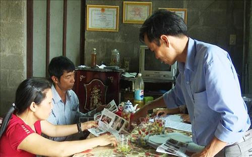 Cán bộ thú y phát tờ rơi tuyên truyền tới các hộ chăn nuôi nhằm nâng cao ý thức, thực hiện việc khử trùng tiêu độc, vệ sinh chuồng trại sạch sẽ, đảm bảo môi trường chăn nuôi an toàn cho đàn lợn. Ảnh: Hồ Cầu-TTXVN Cán bộ thú y phát tờ rơi tuyên truyền tới các hộ chăn nuôi nhằm nâng cao ý thức, thực hiện việc khử trùng tiêu độc, vệ sinh chuồng trại sạch sẽ, đảm bảo môi trường chăn nuôi an toàn cho đàn lợn. Ảnh: Hồ Cầu-TTXVN