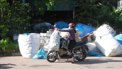 Thu gom và phân loại phế liệu để bán gây quỹ của câu lạc bộ “Thu gom ve chai hướng tới phụ nữ và trẻ em” phường Đông Lương, thành phố Đông Hà (Quảng Trị). Ảnh: Thanh Thủy-TTXVN Thu gom và phân loại phế liệu để bán gây quỹ của câu lạc bộ “Thu gom ve chai hướng tới phụ nữ và trẻ em” phường Đông Lương, thành phố Đông Hà (Quảng Trị). Ảnh: Thanh Thủy-TTXVN