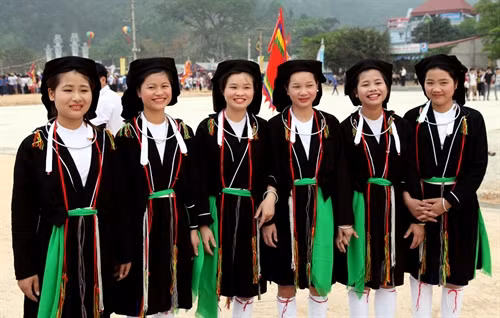 Thiếu nữ Sán Dìu rạng ngời trong trang phục truyền thống.