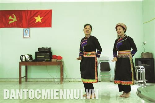 Huyện Ba Bể xây dựng cơ sở vật chất trường, lớp học theo hướng kiên cố hóa. Trong ảnh: Trường mầm non Bản Phiềng 1, xã Cao Trĩ được xây dựng khang trang bằng vốn do Tập đoàn Công nghiệp Than - Khoáng sản Việt Nam tài trợ. Ảnh: An Thành Đạt Để nâng cao dân trí và đời sống đồng bào, huyện Ba Bể xác định phải dựa vào nội lực, huy động cộng đồng tham gia xây dựng nông thôn mới gắn với xóa đói giảm nghèo bền vững. Ảnh: An Thành Đạt Những năm vừa qua, phong trào "Toàn dân đoàn kết xây dựng đời sống văn hóa ở khu dân cư" trên địa bàn huyện Ba Bể đã được chú trọng đổi mới nội dung, qua đó đưa phong trào ngày càng đi vào chiều sâu, thiết thực. Ảnh: An Thành Đạt