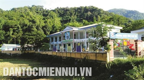 Huyện Ba Bể xây dựng cơ sở vật chất trường, lớp học theo hướng kiên cố hóa. Trong ảnh: Trường mầm non Bản Phiềng 1, xã Cao Trĩ được xây dựng khang trang bằng vốn do Tập đoàn Công nghiệp Than - Khoáng sản Việt Nam tài trợ. Ảnh: An Thành Đạt Để nâng cao dân trí và đời sống đồng bào, huyện Ba Bể xác định phải dựa vào nội lực, huy động cộng đồng tham gia xây dựng nông thôn mới gắn với xóa đói giảm nghèo bền vững. Ảnh: An Thành Đạt Những năm vừa qua, phong trào "Toàn dân đoàn kết xây dựng đời sống văn hóa ở khu dân cư" trên địa bàn huyện Ba Bể đã được chú trọng đổi mới nội dung, qua đó đưa phong trào ngày càng đi vào chiều sâu, thiết thực. Ảnh: An Thành Đạt Huyện Ba Bể xây dựng cơ sở vật chất trường, lớp học theo hướng kiên cố hóa. Trong ảnh: Trường mầm non Bản Phiềng 1, xã Cao Trĩ được xây dựng khang trang bằng vốn do Tập đoàn Công nghiệp Than - Khoáng sản Việt Nam tài trợ. Ảnh: An Thành Đạt Để nâng cao dân trí và đời sống đồng bào, huyện Ba Bể xác định phải dựa vào nội lực, huy động cộng đồng tham gia xây dựng nông thôn mới gắn với xóa đói giảm nghèo bền vững. Ảnh: An Thành Đạt Những năm vừa qua, phong trào "Toàn dân đoàn kết xây dựng đời sống văn hóa ở khu dân cư" trên địa bàn huyện Ba Bể đã được chú trọng đổi mới nội dung, qua đó đưa phong trào ngày càng đi vào chiều sâu, thiết thực. Ảnh: An Thành Đạt