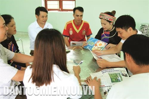 Huyện Ba Bể xây dựng cơ sở vật chất trường, lớp học theo hướng kiên cố hóa. Trong ảnh: Trường mầm non Bản Phiềng 1, xã Cao Trĩ được xây dựng khang trang bằng vốn do Tập đoàn Công nghiệp Than - Khoáng sản Việt Nam tài trợ. Ảnh: An Thành Đạt Để nâng cao dân trí và đời sống đồng bào, huyện Ba Bể xác định phải dựa vào nội lực, huy động cộng đồng tham gia xây dựng nông thôn mới gắn với xóa đói giảm nghèo bền vững. Ảnh: An Thành Đạt Những năm vừa qua, phong trào "Toàn dân đoàn kết xây dựng đời sống văn hóa ở khu dân cư" trên địa bàn huyện Ba Bể đã được chú trọng đổi mới nội dung, qua đó đưa phong trào ngày càng đi vào chiều sâu, thiết thực. Ảnh: An Thành Đạt