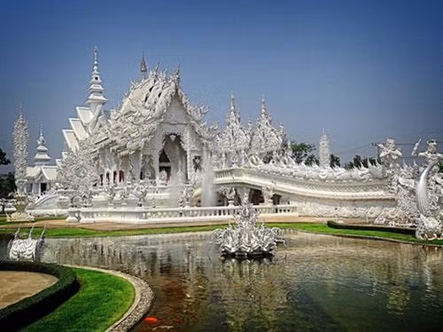 Wat Rong Khun (Đền thờ Trắng) ở tỉnh Chiang Rai, Thái Lan, là bản sao của đền Wat Rong Khun bản gốc hiện trong tình trạng xuống cấp nghiêm trọng nhưng thiếu tiền trùng tu. Chính vì thế, nghệ sỹ người Thái Chalermchai Kositpipat đã quyết định dùng tiền riêng để xây ngôi đền mới và mở cửa đón khách từ năm 1997. Wat Rong Khun (Đền thờ Trắng) ở tỉnh Chiang Rai, Thái Lan, là bản sao của đền Wat Rong Khun bản gốc hiện trong tình trạng xuống cấp nghiêm trọng nhưng thiếu tiền trùng tu. Chính vì thế, nghệ sỹ người Thái Chalermchai Kositpipat đã quyết định dùng tiền riêng để xây ngôi đền mới và mở cửa đón khách từ năm 1997.