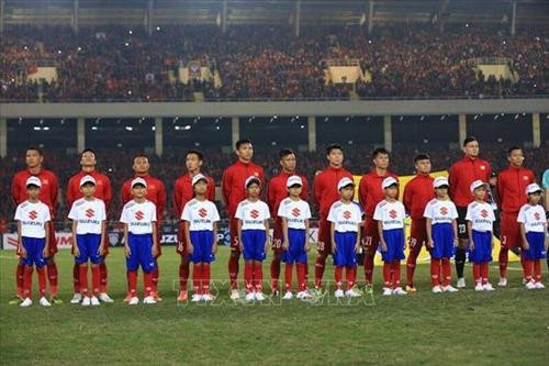 Cổ động viên Việt Nam ngập tràn một màu cờ đỏ sao vàng trên SVĐ Mỹ Đình. Ảnh: Trọng Đạt – TTXVN 4 vạn cổ động viên trên sân Mỹ Đình liên tục "tiếp lửa" để đội tuyển Việt Nam vượt qua thử thách cuối cùng trong hành trình hướng chinh phục chức vô địch AFF Cup 2018. Ảnh: Trọng Đạt – TTXVN Đội hình ra sân của đội tuyển Việt Nam. Ảnh: Trọng Đạt – TTXVN HLV trưởng Park Hang-seo trân trọng đặt tay lên ngực trái tại lễ chào cờ và hát Quốc ca Việt Nam đầu trận đấu. Ảnh: Hoàng Linh – TTXVN Tiền đạo Anh Đức (11) trở lại đội hình xuất phát với thể lực sung mãn, liên tiếp gây khó khăn cho hàng thủ Malaysia với tốc độ, sức tì đè, làm tường tốt và ghi bàn mở tỷ số 1-0 từ phút thứ 6 bằng pha bắt vô lê tuyệt đẹp đưa Việt Nam trở thành vô địch AFF Suzuki Cup 2018. Ảnh: Trọng Đạt – TTXVN Đội tuyển Việt Nam vui mừng với chiếc cúp vô địch. Ảnh: Trọng Đạt - TTXVN Văn Quyết, Anh Đức cùng các cầu thủ giương cao chiếc cúp vô địch AFF Suzuki cup 2018 chạy quanh sân vận động Mỹ Đình, chia vui với người hâm mộ. Ảnh: Trọng Đạt – TTXVN Hậu vệ Đoàn Văn Hậu - nhà tân vô địch AFF Suzuki Cup 2018. Văn Hậu đã có một giải đấu thành công, xứng đáng là trụ cột của đội tuyển bóng đá quốc gia. Ảnh: Trọng Đạt - TTXVN Cổ động viên Việt Nam ngập tràn một màu cờ đỏ sao vàng trên SVĐ Mỹ Đình. Ảnh: Trọng Đạt – TTXVN 4 vạn cổ động viên trên sân Mỹ Đình liên tục "tiếp lửa" để đội tuyển Việt Nam vượt qua thử thách cuối cùng trong hành trình hướng chinh phục chức vô địch AFF Cup 2018. Ảnh: Trọng Đạt – TTXVN Đội hình ra sân của đội tuyển Việt Nam. Ảnh: Trọng Đạt – TTXVN HLV trưởng Park Hang-seo trân trọng đặt tay lên ngực trái tại lễ chào cờ và hát Quốc ca Việt Nam đầu trận đấu. Ảnh: Hoàng Linh – TTXVN Tiền đạo Anh Đức (11) trở lại đội hình xuất phát với thể lực sung mãn, liên tiếp gây khó khăn cho hàng thủ Malaysia với tốc độ, sức tì đè, làm tường tốt và ghi bàn mở tỷ số 1-0 từ phút thứ 6 bằng pha bắt vô lê tuyệt đẹp đưa Việt Nam trở thành vô địch AFF Suzuki Cup 2018. Ảnh: Trọng Đạt – TTXVN Đội tuyển Việt Nam vui mừng với chiếc cúp vô địch. Ảnh: Trọng Đạt - TTXVN Văn Quyết, Anh Đức cùng các cầu thủ giương cao chiếc cúp vô địch AFF Suzuki cup 2018 chạy quanh sân vận động Mỹ Đình, chia vui với người hâm mộ. Ảnh: Trọng Đạt – TTXVN Hậu vệ Đoàn Văn Hậu - nhà tân vô địch AFF Suzuki Cup 2018. Văn Hậu đã có một giải đấu thành công, xứng đáng là trụ cột của đội tuyển bóng đá quốc gia. Ảnh: Trọng Đạt - TTXVN