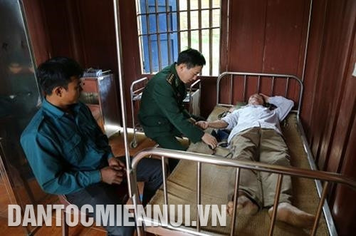 Đồng bào Đan Lai được thăm khám bệnh tại Trạm quân y đóng tại bản Cò Phạt.