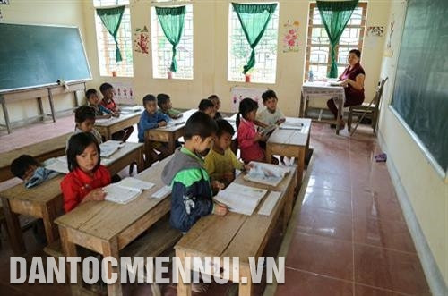 Con em người Đan Lai được đến trường học đầy đủ.