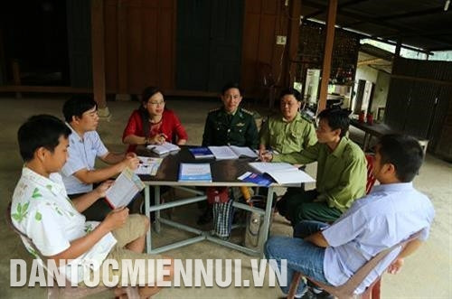 Cán bộ làm công tác dân tộc, Bộ đội Biên phòng đã cùng ăn, cùng ở với người Đan Lai để truyên truyền, vận động đồng bào quen dần với lối sống mới.