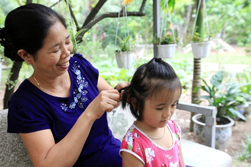 Mẹ Khuất Thị Lợi, nhà Hoa Loa Kèn tết tóc cho con gái