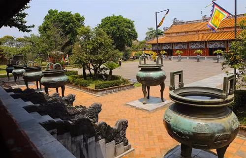 Bộ Cửu đỉnh đặt trước sân Thế Miếu trong Hoàng thành Huế. Đây là công trình nghệ thuật có giá trị rất lớn trong Hoàng Thành Huế Cả 9 chiếc đỉnh đều được đúc tại Huế vào cuối năm 1835, hoàn thành vào đầu năm 1837