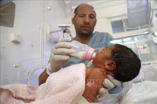 Chăm sóc em bé sơ sinh tại bệnh viện ở Sanaa, Yemen, ngày 24/9/2019. Ảnh: THX/ TTXVN Chăm sóc em bé sơ sinh tại bệnh viện ở Sanaa, Yemen, ngày 24/9/2019. Ảnh: THX/ TTXVN