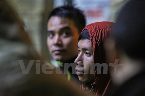 Nhưng nhiều phụ huynh vì muốn tiêm cho con sớm nên phải xếp hàng chực chờ. (Ảnh: Minh Sơn/Vietnam+)