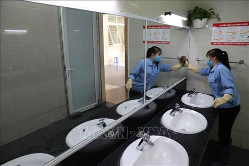 Trường THCS Nghĩa Tân, quận Cầu Giấy hoàn thành vệ sinh, khử khuẩn và các công tác chuẩn bị khác, sẵn sàng đón học sinh trở lại trường từ 4/5. Ảnh: Thanh Tùng - TTXVN Trường THCS Nghĩa Tân, quận Cầu Giấy hoàn thành vệ sinh, khử khuẩn và các công tác chuẩn bị khác, sẵn sàng đón học sinh trở lại trường từ 4/5. Ảnh: Thanh Tùng - TTXVN