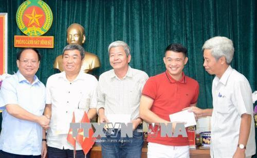 Chiều 16/2/2018, đồng chí Tất Thành Cang (ngoài cùng bên trái), Ủy viên Trung ương Đảng, Phó Bí thư Thường trực Thành ủy Thành phố Hồ Chí Minh đã tới thăm, động viên và khen thưởng đột xuất Phòng Cảnh sát điều tra tội phạm về trật tự xã hội (PC45) – Công an Thành phố Hồ Chí Minh về chiến công truy bắt được nghi can sát hại 5 người tại căn nhà nằm trong hẻm 131 đường số 7, khu phố 8, phường Bình Hưng Hòa, quận Bình Tân, Thành phố Hồ Chí Minh. Ảnh: Thành Chung - TTXVN. Chiều 16/2/2018, đồng chí Tất Thành Cang (ngoài cùng bên trái), Ủy viên Trung ương Đảng, Phó Bí thư Thường trực Thành ủy Thành phố Hồ Chí Minh đã tới thăm, động viên và khen thưởng đột xuất Phòng Cảnh sát điều tra tội phạm về trật tự xã hội (PC45) – Công an Thành phố Hồ Chí Minh về chiến công truy bắt được nghi can sát hại 5 người tại căn nhà nằm trong hẻm 131 đường số 7, khu phố 8, phường Bình Hưng Hòa, quận Bình Tân, Thành phố Hồ Chí Minh. Ảnh: Thành Chung - TTXVN.