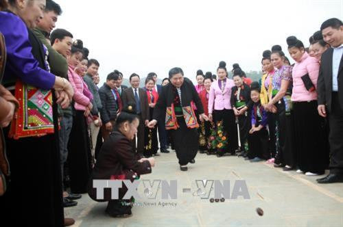Phó Chủ tịch Thường trực Quốc hội Tòng Thị Phòng tham gia trò chơi tó má lẹ cùng người dân. Ảnh: Hữu Quyết - TTXVN Phó Chủ tịch Thường trực Quốc hội Tòng Thị Phòng tham gia trò chơi tó má lẹ cùng người dân. Ảnh: Hữu Quyết - TTXVN