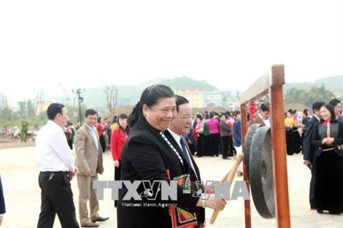 Phó Chủ tịch Thường trực Quốc hội Tòng Thị Phóng đánh cồng khai hội xuân. Ảnh: Hữu Quyết - TTXVN Phó Chủ tịch Thường trực Quốc hội Tòng Thị Phóng đánh cồng khai hội xuân. Ảnh: Hữu Quyết - TTXVN