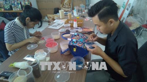 Không khí làm việc tại cơ sở tranh gạo Tấn Bửu. Ảnh: Ánh Tuyết - TTXVN Không khí làm việc tại cơ sở tranh gạo Tấn Bửu. Ảnh: Ánh Tuyết - TTXVN