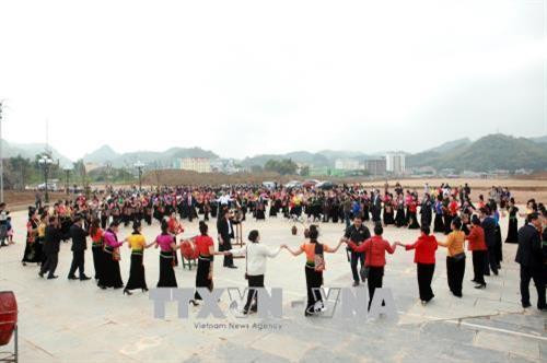 Vòng xòe đoàn kết mừng xuân của đồng bào các dân tộc Sơn La. Ảnh: Hữu Quyết - TTXVN Vòng xòe đoàn kết mừng xuân của đồng bào các dân tộc Sơn La. Ảnh: Hữu Quyết - TTXVN