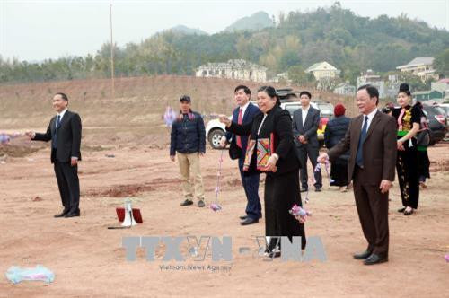 Phó Chủ tịch Thường trực Quốc hội Tòng Thị Phòng tham gia trò chơi ném còn cùng người dân. Ảnh: Hữu Quyết - TTXVN Phó Chủ tịch Thường trực Quốc hội Tòng Thị Phòng tham gia trò chơi ném còn cùng người dân. Ảnh: Hữu Quyết - TTXVN