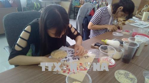 Không khí làm việc tại cơ sở tranh gạo Tấn Bửu. Ảnh: Ánh Tuyết - TTXVN Không khí làm việc tại cơ sở tranh gạo Tấn Bửu. Ảnh: Ánh Tuyết - TTXVN