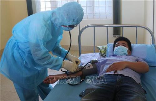 Tại Trung tâm Y tế huyện Krông Pắc, ngành Y tế Đắk Lắk tổ chức diễn tập xử lý tình huống khi có bệnh nhân nghi nhiễm và nhiễm viêm đường hô hấp cấp do chủng mới virus Corona (2019-nCoV) gây ra. Ảnh: Tuấn Anh - TTXVN Tại Trung tâm Y tế huyện Krông Pắc, ngành Y tế Đắk Lắk tổ chức diễn tập xử lý tình huống khi có bệnh nhân nghi nhiễm và nhiễm viêm đường hô hấp cấp do chủng mới virus Corona (2019-nCoV) gây ra. Ảnh: Tuấn Anh - TTXVN