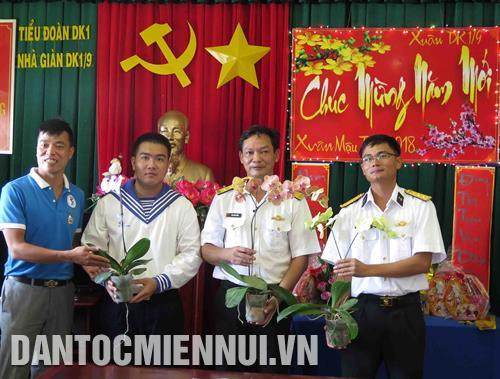 Anh Phạm Phương Hợp, thành viên Câu lạc bộ Tuổi trẻ “Vì biển đảo quê hương” trao tặng những món quà đặc biệt đến các chiến sĩ nhà giàn Anh Phạm Phương Hợp, thành viên Câu lạc bộ Tuổi trẻ “Vì biển đảo quê hương” trao tặng những món quà đặc biệt đến các chiến sĩ nhà giàn