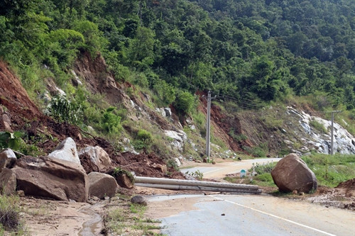 Đất đá trên núi sạt lở xuống làm gãy đổ trụ điện xuống đường tỉnh lộ 707