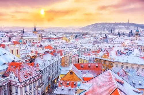 Tallinn, Estonia: Tallinn hấp dẫn du khách bằng những con phố lát đá cuội uốn lượn cùng nhiều công trình cổ. Đặc biệt, trong mùa đông, khi tuyết rơi, khách du lịch đến thành phố có cảm giác như bước vào thế giới cổ tích. Tại đây, du khách có thể ghé thăm hơn 20 tòa tháp cổ tích và Song Festival Grounds. Bên cạnh đó, từ giữa tháng 11 đến đầu tháng 1, du khách có thể khám phá khu chợ Giáng sinh tại quảng trường Town Hall Square. Ảnh: Dimbar76/Shutterstock. Copenhagen, Đan Mạch: Những tòa nhà đầy màu sắc cùng hệ thống kênh rạch và đường phố rải sỏi góp phần tạo nên một kỳ nghỉ mùa đông lý tưởng tại Copenhagen. Nơi đây có Tivoli, một trong những công viên giải trí lâu đời nhất thế giới với nhiều trải nghiệm thú vị. Bên cạnh đó, thành phố còn có hấp dẫn du khách với nhiều quán cà phê nổi tiếng như Hviids Vinstue 300 năm tuổi hay những ly rượu vang glögg huyền thoại. Ảnh: MikhailMarkovskiy/Shutterstock. Saariselkä, Lapland, Phần Lan: Lapland vốn được coi là quê hương của ông già Noel và luôn là điểm đến hấp dẫn trong mùa đông. Tại Saariselkä, ngôi làng nhỏ nằm ở trung tâm của Lapland, du khách được trải nghiệm những chuyến xe trượt tuyết chó kéo chạy qua những mặt hồ đóng băng hay ghé thăm những khu vực hoang dã và ngắm nhìn các loài động vật. Ngoài ra, trong một số hành trình đặc biệt, khách du lịch còn có cơ hội được trải nghiệm hoạt động câu cá trên băng. Ảnh: BlueOrangeStudio/Shutterstock. Bruges, Bỉ: Thành phố Bruges nổi tiếng với hệ thống kênh đào đẹp như tranh vẽ, đường phố lát đá cùng hơn 40 cửa hàng chocolate. Không chỉ vậy, đến Bruges du khách còn có thể ghé thăm tháp chuông cổ nằm ở trung tâm thành phố và leo lên 366 bậc thang của tháp để ngắm nhìn đường chân trời mờ sương cùng những tòa nhà màu phấn trắng. Bên cạnh đó, thành phố còn là nơi tổ chức Liên hoan điêu khắc đá với cung điện bằng đá rộng lớn cùng với những tác phẩm ngoạn mục là hình nhân vật Disney được yêu thích. Ảnh: Groupon. Amsterdam, Hà Lan: Vào tháng 12, những dòng kênh của Amsterdam trở thành một phòng trưng bày nghệ thuật lấp lánh với Lễ hội ánh sáng được diễn ra hàng năm. Vào thời gian này, du khách có thể ngồi trên thuyền và ngắm nhìn những tác phẩm điêu khắc cùng những ánh đèn LED rực rỡ ở khắp nơi, sau đó, dừng lại tại một gian hàng đường phố và khám phá ẩm thực nơi đây. Ngoài ra, khách du lịch còn có thể tham quan lâu đài và chiêm ngưỡng cây thông Noel khổng lồ. Ảnh: Tripmonk. St Petersburg, Nga: Vào mùa đông, tuyết phủ trắng trên những cây cầu lịch sử và cung điện lộng lẫy của St Petersburg. Nhiều thời điểm trong mùa đông, nhiệt độ tại thành phố có thể dưới mức 0 độ C càng khiến cảnh quan trở nên huyền ảo hơn. Khách du lịch đến St Pertersburg có thể ghé thăm nhà thờ Isaac với mái vòm màu vàng nổi tiếng, đến bảo tàng Hermitage có bộ sưu tập nghệ thuật ngoạn mục hoặc trượt băng tại công viên Victory hay xem người dân địa phương đánh cá đánh trên Sông Neva. Ảnh: Dimbar76/Shutterstock. Sibiu, Romania: Nằm giữa khung cảnh của dãy núi Făgăraş phủ tuyết trắng, thành phố Sibiu giống như một mê cung với đường phố nhỏ hẹp và tường thành phố cao chót vót. Những trải nghiệm nổi bật khi du khách đến Sibiu có thể kể đến như ghé thăm cây cầu Lies nổi tiếng, chiêm ngưỡng tán cây lấp lánh ánh đèn ở quảng trường chính hay xem The Nutcracker tại nhà hát Ballet Sibiu. Ảnh: Emperorcosar/Shutterstock. Edinburgh, Scotland: Ghé thăm thành phố lịch sử Edinburgh trong mùa đông, du khách được chiêm ngưỡng sân băng cùng lâu đài Edinburgh tuyệt đẹp, thưởng thức những ly rượu whisky ấm áp hay đi bộ trên tuyến đường Royal Mile nổi tiếng. Ngoài ra, du khách còn có cơ hội tham gia lễ hội Hogmanay chào đón năm mới sôi động với các buổi hòa nhạc náo nhiệt cùng những màn pháo hoa và rước đuốc rực rỡ. Ảnh: ScenicShutterbug/Shutterstock. Vườn quốc gia Vatnajökull, Iceland: Iceland là điểm đến hàng đầu cho những chuyến phiêu lưu mùa đông, trong đó, nổi bật nhất là các hang động băng ở vườn quốc gia Vatnajökull. Những hang động băng được hình thành trong mùa đông ở đây thu hút không ít du khách từ khắp nơi trên thế giới. Tuy nhiên, những chuyến tham quan này luôn cần hướng dẫn viên vì những hang động có thể sụp đổ bất cứ lúc nào. Sau một buổi sáng khám phá hang động băng, du khách có thể đến Hoffell Hot Tubs và nghỉ ngơi tại một trong 5 hồ bơi có không gian cảnh quan ngoạn mục tại đây. Ảnh: AnnaOm/Shutterstock. Vienna, nước Áo: Với cung điện hoàng gia, những khu chợ Giáng sinh quyến rũ và văn hóa cà phê hấp dẫn, Vienna là thành phố thu hút không ít du khách trong mùa đông. Đây cũng là nơi phát minh ra những quả cầu tuyết vào những năm 1900. Đến Vienna, du khách được ngắm nhìn ánh đèn lấp lánh của từ bánh xe Ferris khổng lồ, thưởng thức những ly chocolate nóng tại một trong những quán cà phê trang nhã sau đó ghé thăm bảo tàng cầu tuyết. Ảnh: DiyanaDimitrova/Shutterstock. Prague, Cộng hòa Séc: Phố cổ lấp lánh ánh sáng, những mái nhà màu đỏ tuyết phủ, khu chợ giáng sinh nhộn nhịp hay ẩm thực phong phú là những yếu tố thu hút du khách đến Prague trong mùa đông. Bên cạnh đó, du khách đến Prague còn có thể tham gia một chuyến đi trong ngày tới vườn quốc gia České Švýcarsko, còn được gọi là Thụy Sĩ của Séc, ngắm nhìn các sườn núi cùng những ngọn đồi phủ đầy tuyết hay ghé thăm cây cầu đá gỗ khổng lồ Pravčická brána. Ảnh: Feelgoodstudio/Shutterstock.