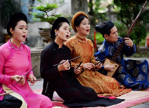 Nhã nhạc cung đình Huế - gia đình 4 đời của nghệ nhân ưu tú Lữ Hữu Thi 103 tuổi đang biểu diễn cùng với con, cháu, chắt tại nhà riêng Các thế hệ biểu diễn ở lễ hội đường phố tại liên hoan nghệ thuật dân gian Tây Nguyên lần thứ 3 năm 2016. Các liền anh liền chị đang biểu diễn quan họ nhân dịp Tết năm 2016 phục vụ cho các du khách thập phương về dự. Các thành viên CLB ca trù Thái Hà đang biểu diễn tại đền Quán Thánh. Ông Hiệu Cờ (Nguyễn Văn Sơn, sinh năm 1999) – tượng trưng cho Thánh Gióng biểu diễn đánh trận cuối cùng tại bãi cờ Soi Bia. CLB hát xoan làng cổ đình Hùng Lô, xã Hùng Lô, Phú Thọ đang biểu diễn phục vụ cho du khách nước ngoài tới nghe hát xoan. Lễ rước kiệu truyền thống và biểu diễn múa lân tại sân trung tâm trong lễ hội Đền Hùng nhân dịp giỗ tổ Hùng Vương. Đờn ca tài tử Nam Bộ luôn sống mãi với thời gian. Trong ảnh là các nghệ nhân tỉnh Long An đang biểu diễn phục vụ người dân địa phương. Các thành viên dân ca ví giặm phường nón xã Phù Việt huyện Thạch Hà tỉnh Hà Tĩnh vừa làm nón vừa hát giao duyên với bài “thử long chung thủy”. Các vận động viên môn kéo song đang tập trung cao độ khi thi đấu quyết giành phần thắng về đội của minh. Thực hành tín ngưỡng thờ Mẫu