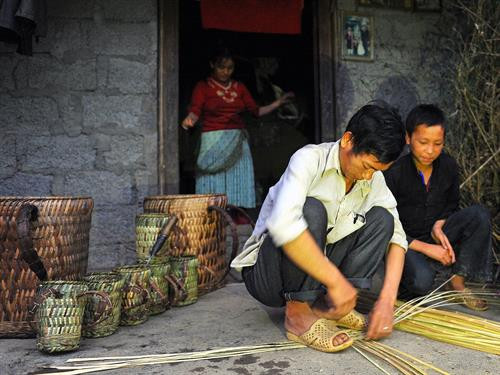 Nghề đan Quẩy tấu giúp nhiều hộ dân trên Cao nguyên đá có thêm thu nhập. Nghề đan Quẩy tấu giúp nhiều hộ dân trên Cao nguyên đá có thêm thu nhập.