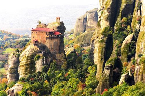 Manarola (Cinque Terre, Italy): Italy không thiếu những nơi lên ảnh tuyệt đẹp, nhưng ấn tượng nhất là chuỗi làng ven biển của Cinque Terre. Cinque Terre (nghĩa là “năm vùng đất”) được tạo thành từ Vernazza, Riomaggiore, Corniglia, Monterosso và Manarola, nằm dọc theo bờ Ligurian thuộc miền bắc Italy. Được bao phủ bởi biển nhà rực rỡ bám sát vào bức tường đá kiên cố, Manarola là khu vực nổi tiếng với rượu vang tuyệt ngon, tranh của Antonio Discovolors, và đặc biệt, hoàn toàn vắng bóng ôtô và đèn hiệu giao thông. Ảnh: Italian Travel Connection. Civita di Bagnoregio (Italy): Cách thành Rome khoảng 120 km về phía bắc, Civita Di Bagnoregio là kiệt tác thiên nhiên nằm trên một ngọn đồi, bên trên một hẻm núi. Được thành lập cách đây hơn 2.500 năm, trong suốt thế kỷ 20, cư dân của làng chỉ vẻn vẹn còn lại 6 người. Ngày nay, vào mùa đông, có khoảng 12 người sinh sống và khi hè đến, có đến khoảng 100 người. Ngoài phong cảnh đẹp như tranh, khu vực còn có vài cửa hàng thú vị và một số kiến trúc có lịch sử vài nghìn năm tuổi. Ảnh: Lazypenguins. Pitigliano (Italy): Thị trấn này nằm trên đỉnh một hòn đá tufa ở độ cao hơn 300 m so với mực nước biển và thường được xuất hiện trên bưu thiếp cũng như các vật phẩm du lịch khác của Italy. Hiện nay Pitigliano có khoảng 300 ngôi nhà với dân số vào cỡ 4.000 người và chỉ có một lối ra kiêm lối vào duy nhất. Đến đây, bạn có thể bắt gặp nhiều ngôi mộ và hang động được chạm khắc từ những vách đá trong suốt nhiều thế kỉ đã được sử dụng làm hầm chứa rượu vang. Ảnh: Smarter Travel. Matera (Italy): Được UNESCO công nhận là di sản thế giới, Matera là khu xuất hiện dân định cư lâu đời nhất lịch sử. Từ thời xưa, người dân ở đây đã chạm khắc lên đá vôi để tạo ra những ngôi nhà trông giống như hang động. Có niên đại từ 15.000 năm trước Công nguyên, hiện nay, nhiều ngôi nhà của khu vực đã được “phù phép” thành những quán ăn và khách sạn phong cách. Ảnh: Sassi di Matera. Azenhas Do Mar (Sintra, Bồ Đào Nha): Azenhas do Mar nằm lách mình giữa một bên biển và một bên núi với những ngôi nhà trắng và hồ bơi được chạm khắc từ đá vào những năm 1950. Nằm dọc các vách đá gần Sintra, ngôi làng này nổi tiếng với phong cảnh ngoạn mục và ẩm thực xuất sắc. Đến đây, bạn sẽ có cơ hội thưởng thức một trong những món ăn ngon nhất Bồ Đào Nha - từ hải sản tươi sống như sò biển, trai, tôm hùm đến súp bánh mì và bánh mousse trái cây, hay đơn giản chỉ là tận hưởng cảm giác thư giãn khi ngắm nhìn bề mặt Đại Tây Dương lấp lánh. Ảnh: Sintra-portugal. Piodao (Bồ Đào Nha): Tọa lạc gần ngay công viên Serra da Estrela, Piodao được xem là một trong những ngôi làng đẹp nhất Bồ Đào Nha với những ngôi nhà chếch lên theo dốc núi. Nhà ở đây được xây bằng vật liệu có sẵn trên khu đồi xung quanh, toàn bộ cửa sổ và cửa ra vào được sơn xanh, đóng vai trò là phần không thể tách rời khỏi tổng thể kiến trúc của làng. Ảnh: The Beauty of Travel. Meteora (Hy Lạp): Cái tên "meteora" (tiếng Hy Lap có nghĩa "lơ lửng giữa không trung") như đã nói lên tất cả. Làng Meteora nằm trên những cột đá cao chọc trời có tầm nhìn bao quát đến cả Kalambaka và Kastraki ở phía bắc trung tâm Hy Lạp. Hiển nhiên, khu phức hợp tu viện chính thống giáo phương Đông này không giống bất kỳ nơi đâu khác trên thế giới. Nhưng đáng nói là, chúng có niên đại từ tận thế kỷ 14 và ngày nay, chỉ còn lại 6 tu viện vẫn được mở cửa cho công chúng. Ảnh: 2017wallpapers. Oia (Santorini, Hy Lạp): Mọi ngôi làng của Santorini đều đẹp ngoạn mục, nhưng nổi bật nhất là Oia - vốn nức tiếng với không gian tĩnh lặng và quanh cảnh lãng mạn khi hoàng hôn buông xuống. Nhà ở Oia sử dụng kiến trúc truyền thống với phần thân được chạm khắc từ đá, nổi bật giữa dãy nhà thờ mái vòm xanh nằm dọc theo những con phố hẹp và mái hiên ngập ánh mặt trời. Về đêm, nhiều người tìm đến quảng trường của làng, nhìn ra biển để được tận mắt ngắm nhìn cảnh mặt trời khuất dần khỏi mặt nước. Ảnh: Holidayguru.