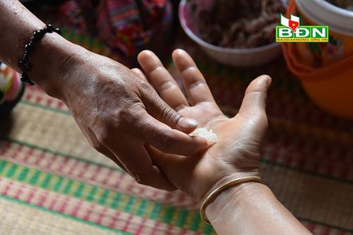 Nắm cơm nếp được đặt vào lòng bàn tay cô dâu - chú rể kèm theo lời chúc phúc Nắm cơm nếp được đặt vào lòng bàn tay cô dâu - chú rể kèm theo lời chúc phúc