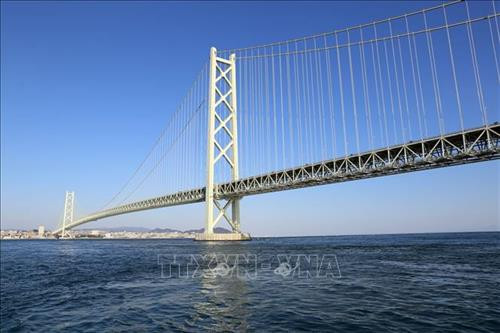 Cầu được bắc qua vịnh Akashi có bề rộng thông thuyền là 1500m phục vụ tuyến đường thuỷ quốc tế Cầu được bắc qua vịnh Akashi có bề rộng thông thuyền là 1500m phục vụ tuyến đường thuỷ quốc tế