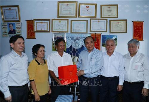 Thủ tướng Nguyễn Xuân Phúc cùng Đoàn công tác đã đến thăm và tặng quà các gia đình chính sách người Khmer. Ảnh: Thống Nhất – TTXVN