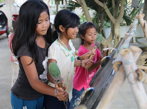 Các em thiếu niên lứa tuổi 14 – 18 tuổi say mê nghe bà dạy hát dân ca Chu ru Bà Mabio truyền “lửa” lửa văn hóa truyền thống của dân tộc cho các em thiếu nhi còn rất ít tuổi qua tiếng chiêng, nhịp trống Các chị lớn dạy lại bài học chiêng cho các em nhỏ Bà Mabio truyền dạy kỹ thuật đánh chiêng cho các em nhỏ Vũ điệu Tamia được các em hào hứng học từ bà Mabio Các em thiếu niên lứa tuổi 14 – 18 tuổi say mê nghe bà dạy hát dân ca Chu ru Bà Mabio truyền “lửa” lửa văn hóa truyền thống của dân tộc cho các em thiếu nhi còn rất ít tuổi qua tiếng chiêng, nhịp trống Các chị lớn dạy lại bài học chiêng cho các em nhỏ Bà Mabio truyền dạy kỹ thuật đánh chiêng cho các em nhỏ Vũ điệu Tamia được các em hào hứng học từ bà Mabio