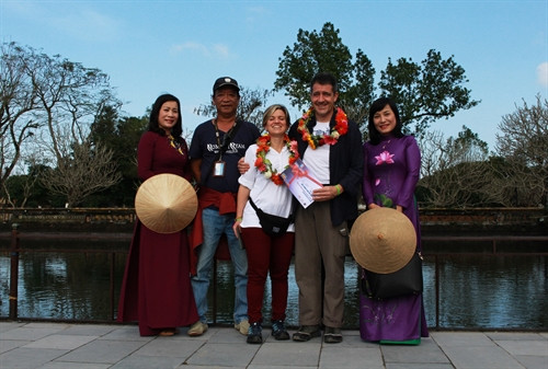 Bà Pfister Nelda và ông Greber Rolan, Quốc tịch Thụy Sĩ là hai vị khách thứ 2,5 triệu đến tham quan khu Di sản Huế. Bà Pfister Nelda và ông Greber Rolan, Quốc tịch Thụy Sĩ là hai vị khách thứ 2,5 triệu đến tham quan khu Di sản Huế.