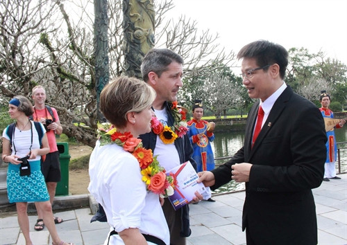 Hai vị khách là bà Pfister Nelda và ông Greber Rolan, Quốc tịch Thụy Sĩ là người may mắn được nhận quà tặng thứ 2,5 triệu đến tham quan khu Di sản Huế. Hai vị khách là bà Pfister Nelda và ông Greber Rolan, Quốc tịch Thụy Sĩ là người may mắn được nhận quà tặng thứ 2,5 triệu đến tham quan khu Di sản Huế.