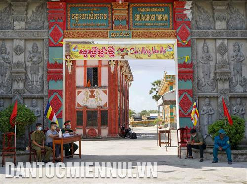 Do các chùa hạn chế hoặc không tổ chức các nghi thức đón Tết tại chùa nên hằng ngày chỉ có một vài phật tử mang thực phẩm đến cúng dường, được Tổ kiểm soát thân nhiệt trước cổng chùa đo nhiệt độ, ghi lại thông tin trước khi vào bên trong