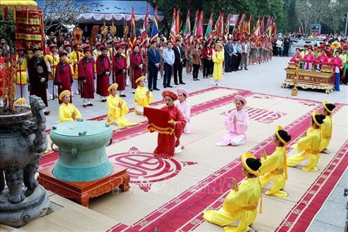 Đội tế nữ thực hành các nghi thức tế Tổ Mẫu Âu Cơ. Ảnh: Trung Kiên - TTXVN