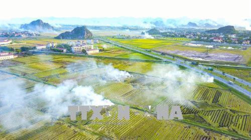 Người dân đốt rơm rạ trên đồng và ven quốc lộ gây ảnh hưởng mất ATGT cho các phương tiện tham gia giao thông. Ảnh: Minh Đức - TTXVN Người dân đốt rơm rạ trên đồng và ven quốc lộ gây ảnh hưởng mất ATGT cho các phương tiện tham gia giao thông. Ảnh: Minh Đức - TTXVN